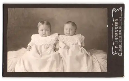 Fotografie E. Lindenberg, Bad Lauterberg / Harz, Portrait zweier Baby im weissen Hemdchen