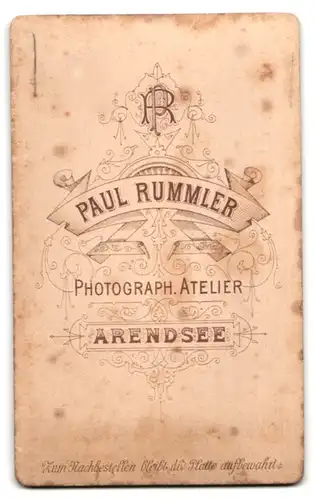 Fotografie Paul Rummler, Arendsee, Portrait Knabe im Anzug und Fotoalbum