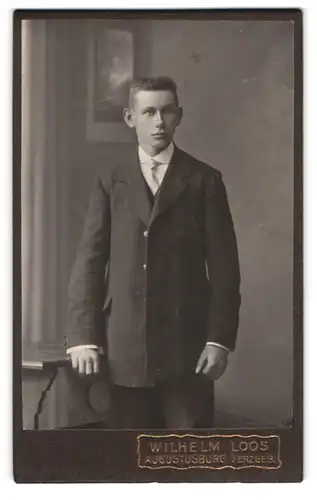 Fotografie Wilhelm Loos, Augustusburg / Erzg., Marienbergerstr. 25, Portrait junger Herr im Anzug mit Krawatte
