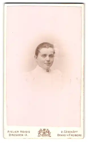 Fotografie Atelier Heisig, Dresden-A., Terrassenufer 30, Portrait hübsche junge Dame mit Brosche am Kragen