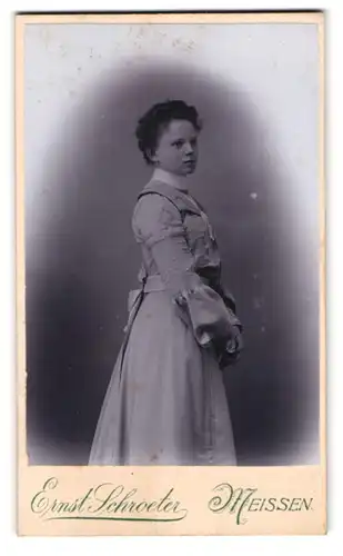 Fotografie Ernst Schroeter, Meissen, Obergasse 597, Portrait junge hübsche Dame im eleganten Kleid im Profil