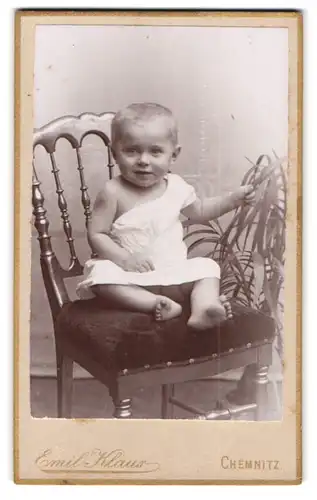 Fotografie Emil Klaus, Chemnitz, Reitbahnstr. 22, Portrait niedliches kleinkind auf einem Stuhl