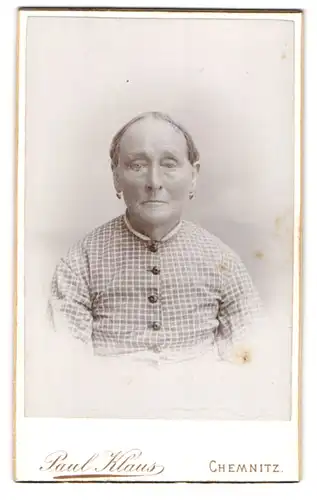 Fotografie Paul Klaus, Chemnitz, Reitbahnstr. 18, Portrait betagte Dame mit Ohrringen und karierter Bluse