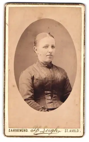 Fotografie Ph. Leigh, St. Avold, Homburgerstrasse, Portrait junge Dame mit Mittelscheitel