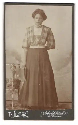 Fotografie Th. Liebert, Bremen, Sebaldsbrück 15, Portrait junge Frau in modischer kleidung