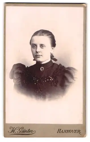 Fotografie H. Günter, Hannover, Marienstr. 7, Portrait hübsche junge Frau in edler Bluse mit Brosche
