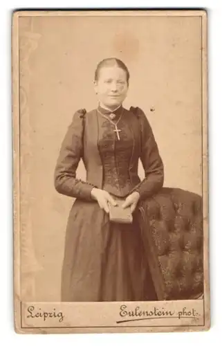 Fotografie Eulenstein, Leipzig, Tauchaer Str. 6, Portrait Dame in edler Bluse mit Brosche und Kreuzkette