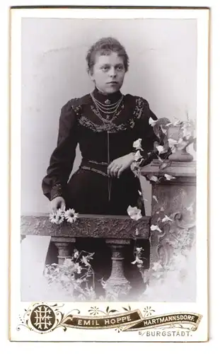 Fotografie Emil Hoppe, Hartmannsdorf, Portrait junge Frau im hübschen Kleid