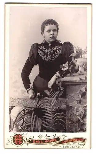 Fotografie Emil Hoppe, Hartmannsdorf, Portrait junge Dame im edlen Kleid mit Brosche