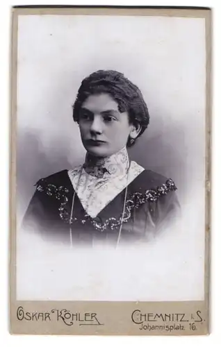 Fotografie Oskar Köhler, Chemnitz i. S., Johannisplatz 16, Portrait ernste junge Dame in edler Bluse