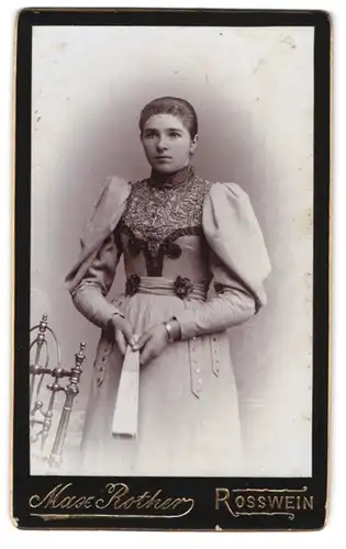 Fotografie Max Rother, Rosswein, Mittelstrasse 488, Portrait junge Frau im eleganten Kleid mit Fächer