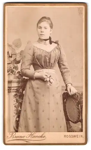 Fotografie Bruno Hancke, Rosswein, Brückenplatz, Portrait junge Dame im hübschen Kleid mit Brosche