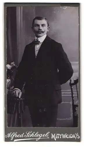 Fotografie Alfred Schlegel, Mittweida i. S., Portrait eleganter Herr mit Zwirbelbart