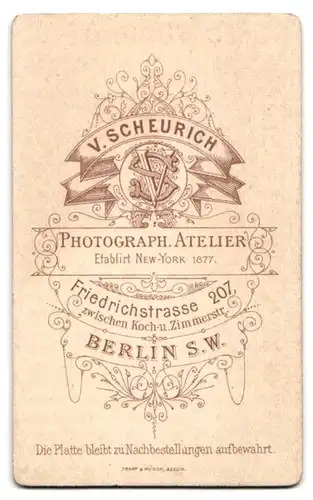 Fotografie Atelier Scheurich, Berlin, Friedrichstrasse 207, Portrait hübsche blonde Dame in edler Bluse mit Brosche