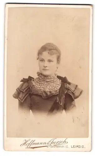 Fotografie Hoffmann & Jursch, Leipzig, Dorotheenstrasse 10, Portrait junge Dame in Rüschenbluse