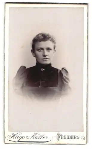 Fotografie Hugo Müller, Freiberg i. S., Fischerstr. 27, Portrait junge Dame in edler Bluse mit Brosche