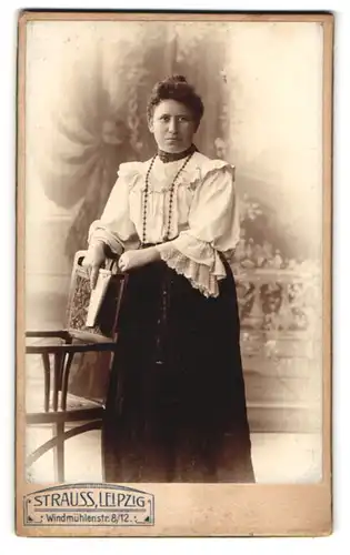 Fotografie Strauss, Leipzig, Windmühlenstr. 8, Portrait stattliche Dame in edler Bluse mit Perlenkette