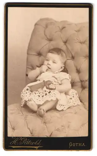 Fotografie H. Pätzold, Gotha, Gartenstrasse 50, Portrait niedliches Baby im Kleidchen