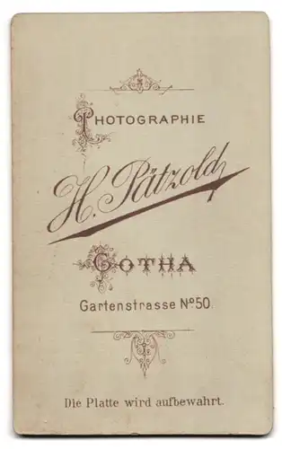 Fotografie H. Pätzold, Gotha, Gartenstrasse 50, Portrait niedliches Baby im Kleidchen