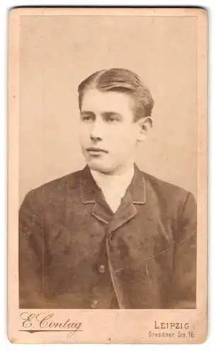 Fotografie E. Contag, Leipzig, Dresdner Str. 16, Portrait junger Herr mit Mittelscheitel