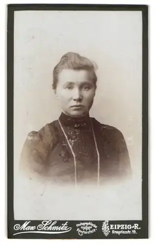 Fotografie Max Schmitz, Leipzig-R., Kronprinzstr. 19, Portrait Dame in edler Bluse mit Kette