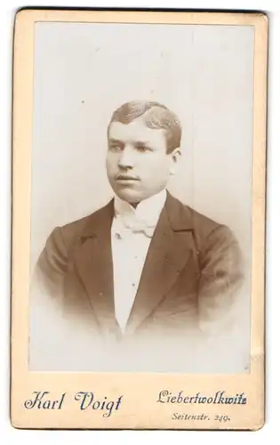 Fotografie Karl Voigt, Liebertwolkwitz, Seitenstr. 249, Portrait junger Mann im Anzug mit weisser Fliege