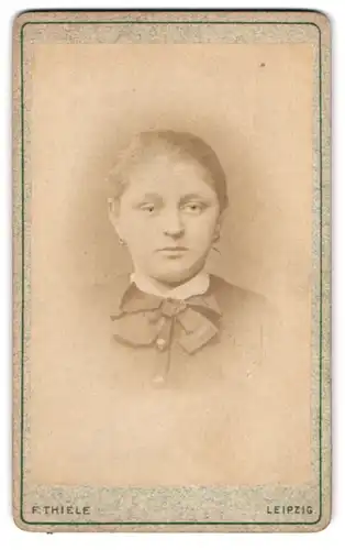 Fotografie F. Thiele, Leipzig, Sternwartenstrasse 15, Portrait junge Frau mit Kragenschleife