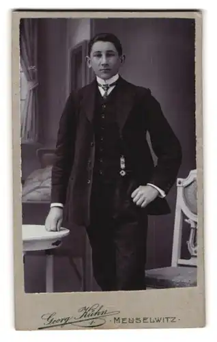 Fotografie Georg Kühn, Meuselwitz, Georgenstr. 27, Portrait junger Herr im eleganten Anzug mit Abzeichen