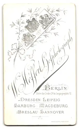 Fotografie W. Höffert, Berlin, Unter den Linden 24, Portrait hübsche junge Frau mit Haarschmuck und Brosche