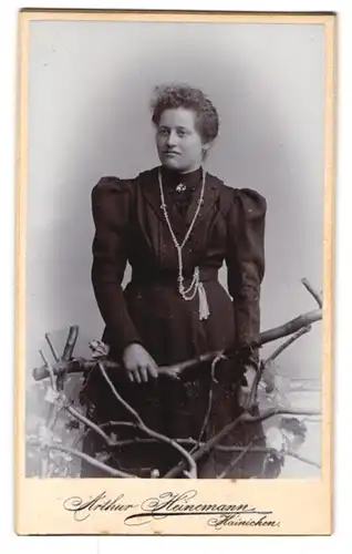 Fotografie Arthur Heinemann, Hainichen, Langestrasse 15, Portrait Dame im eleganten Kleid mit Puffärmeln