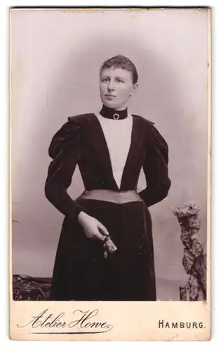 Fotografie Atelier Horve, Hamburg, Ferdinandstrasse 51, Portrait junge Frau im edlen Kleid mit Brosche