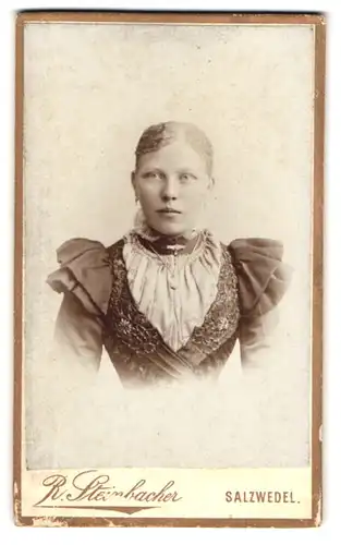 Fotografie R. Steinbacher, Salzwedel, Neuperver-Str. 38, Portrait schöne blonde Dame in edler Bluse mit Brosche