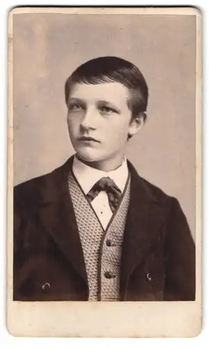 Fotografie Kleckner, Atchison Kas., 409 Commercial St., Portrait jugendlicher Knabe im Anzug mit Krawattentuch
