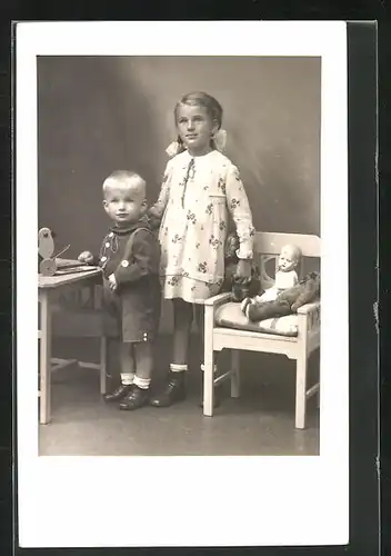 Foto-AK Kleiner Junge und Mädchen mit Puppen und Teddy