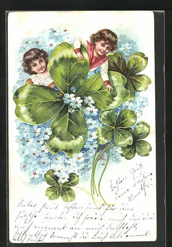 Präge-AK Kinderpaar mit Blumen und Kleeblättern