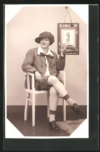 Foto-AK Modisch gekleiter junger Mann mit Zigarette