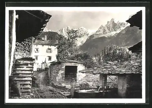 AK Soglio, Dorfbrunnen mit Blick zu den Bergen