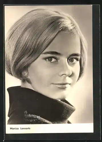 AK Schauspielerin Monica Lennartz mit Bob und Rollkragen
