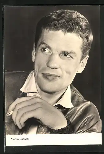 AK Schauspieler Stefan Lisewski mit Zigarette