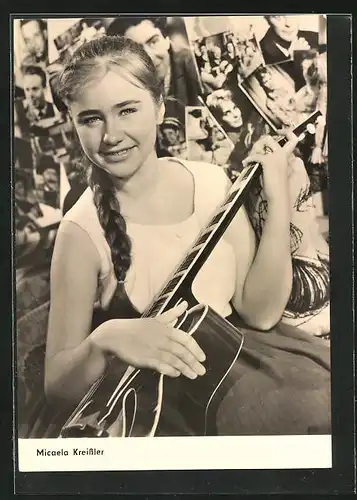 AK Schauspielerin Micaela Kreissler mit Gitarre