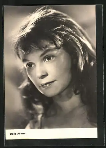 AK Schauspielerin Doris Abesser mit trauriger Miene