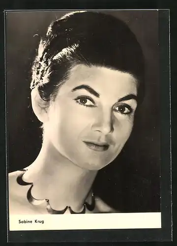 AK Schauspielerin Sabine Krug mit markantem Halsschmuck