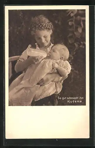 AK Junge Frau gibt Baby die Flasche, Kufeke Säuglingsnahrung, Medikament