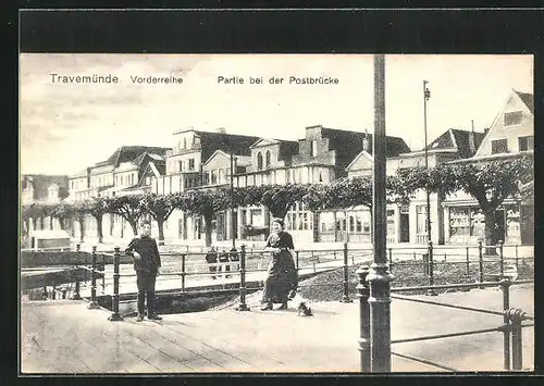 AK Travemünde, Strasse an der Vorderreihe mit Postbrücke