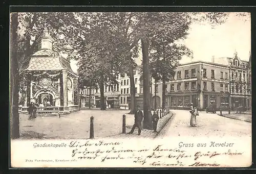 AK Kevelaer, Blick in die Strasse mit Gandenkapelle und Fussgänger