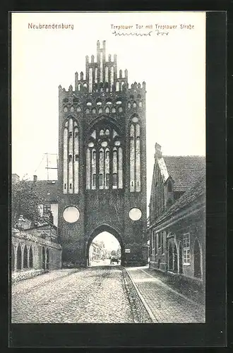 AK Neubrandenburg, Treptower Tor mit Treptower Strasse