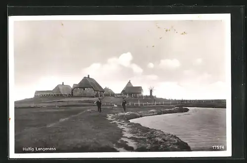 AK Hallig Langeness, Uferpartie mit zwei Männern, Im Hintergrund Windmühle