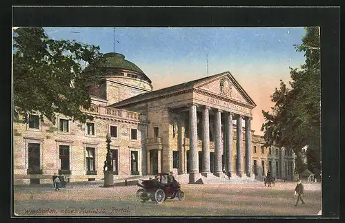 AK Wiesbaden, Kurhaus mit Fussgängern, Strassenpartie