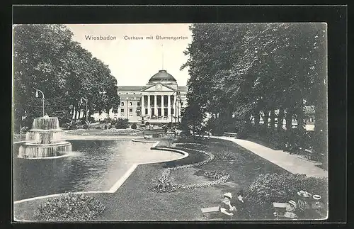 AK Wiesbaden, Kurhaus mit Blumengarten, Wasserfontäne