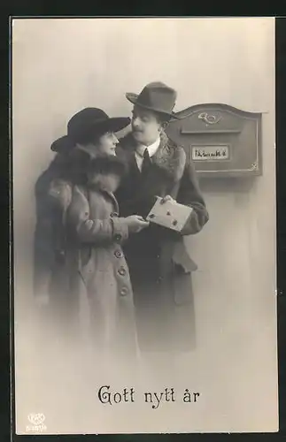 AK Paar am Briefkasten